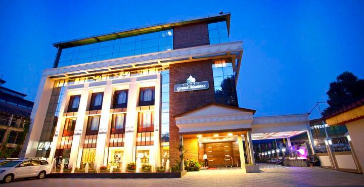 Radisson Srinagar Hotell Exteriör bild
