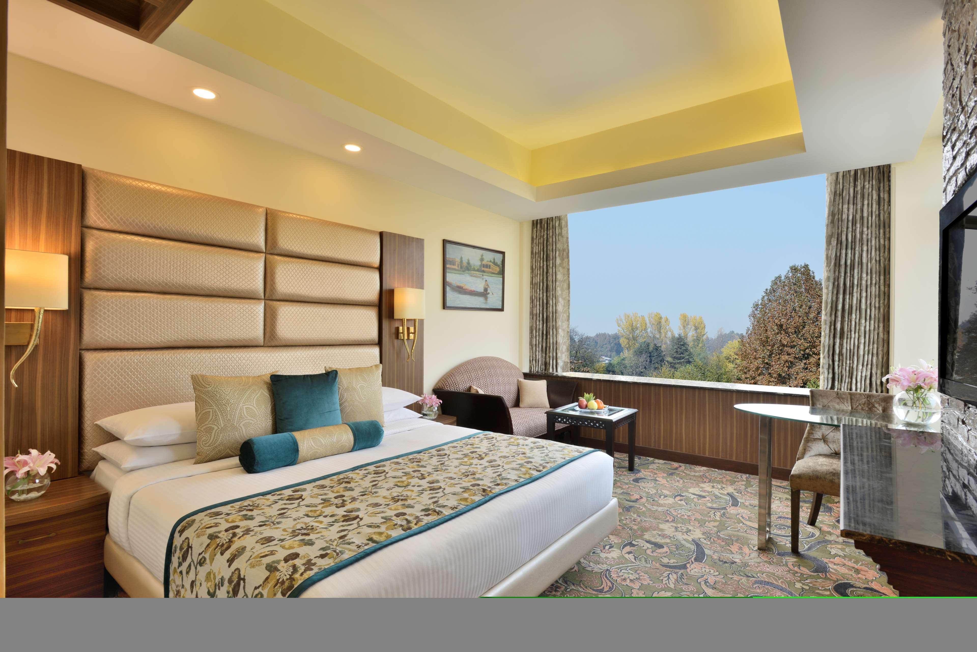 Radisson Srinagar Hotell Exteriör bild