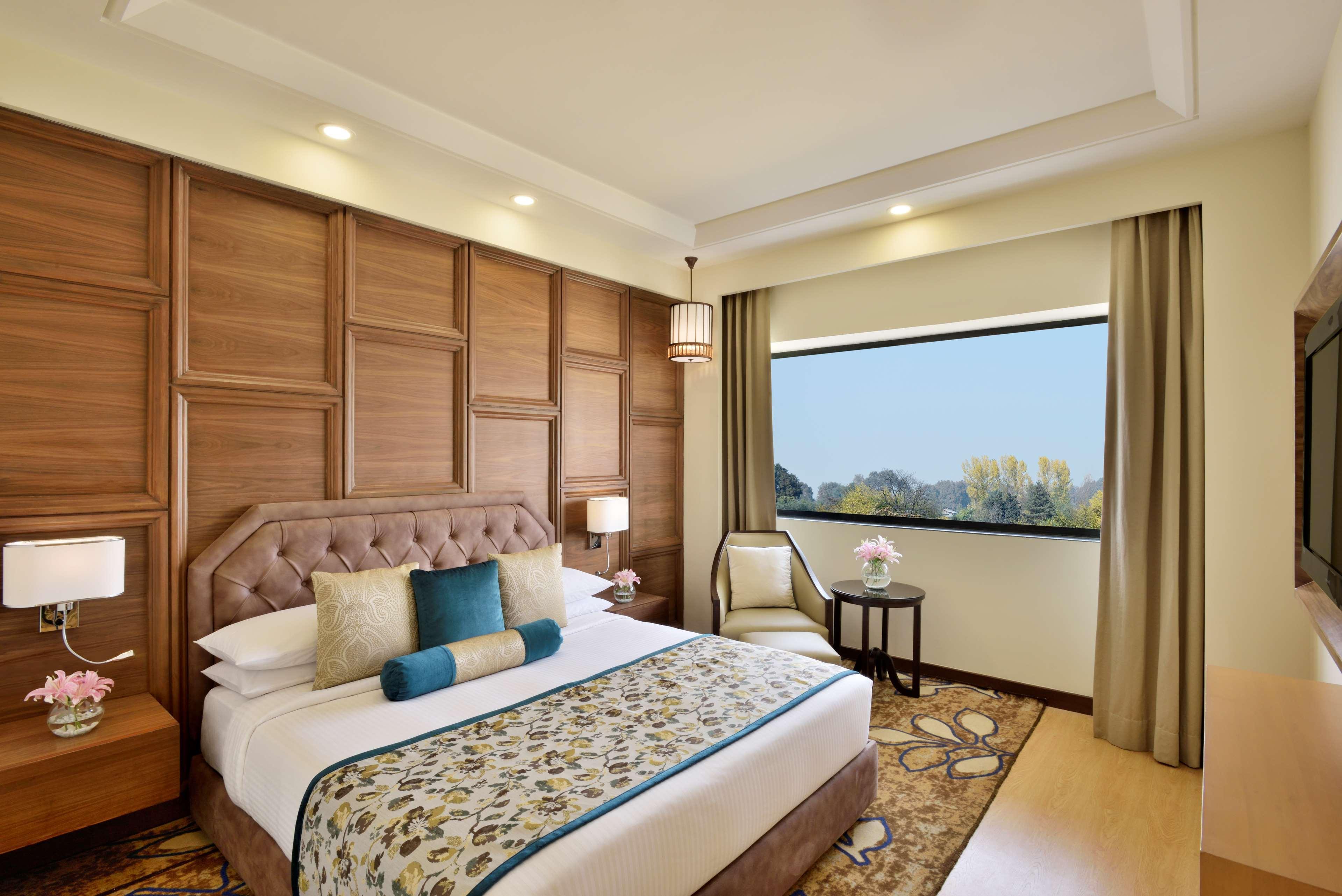 Radisson Srinagar Hotell Exteriör bild