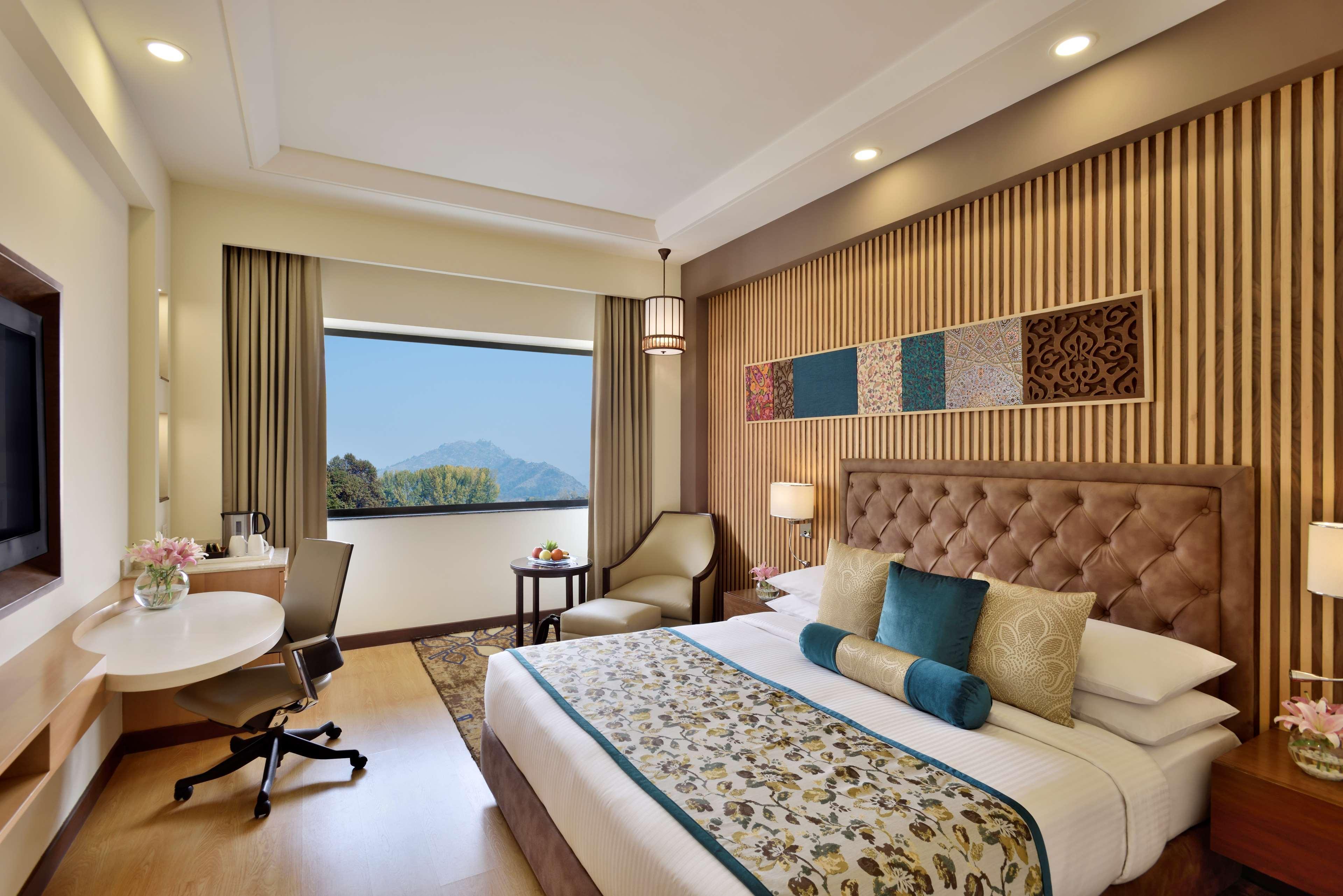 Radisson Srinagar Hotell Exteriör bild