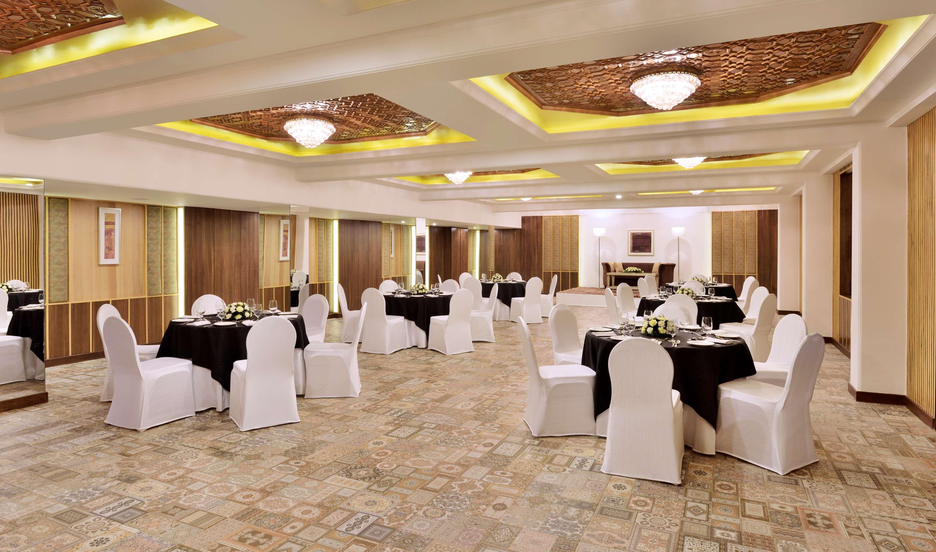 Radisson Srinagar Hotell Exteriör bild
