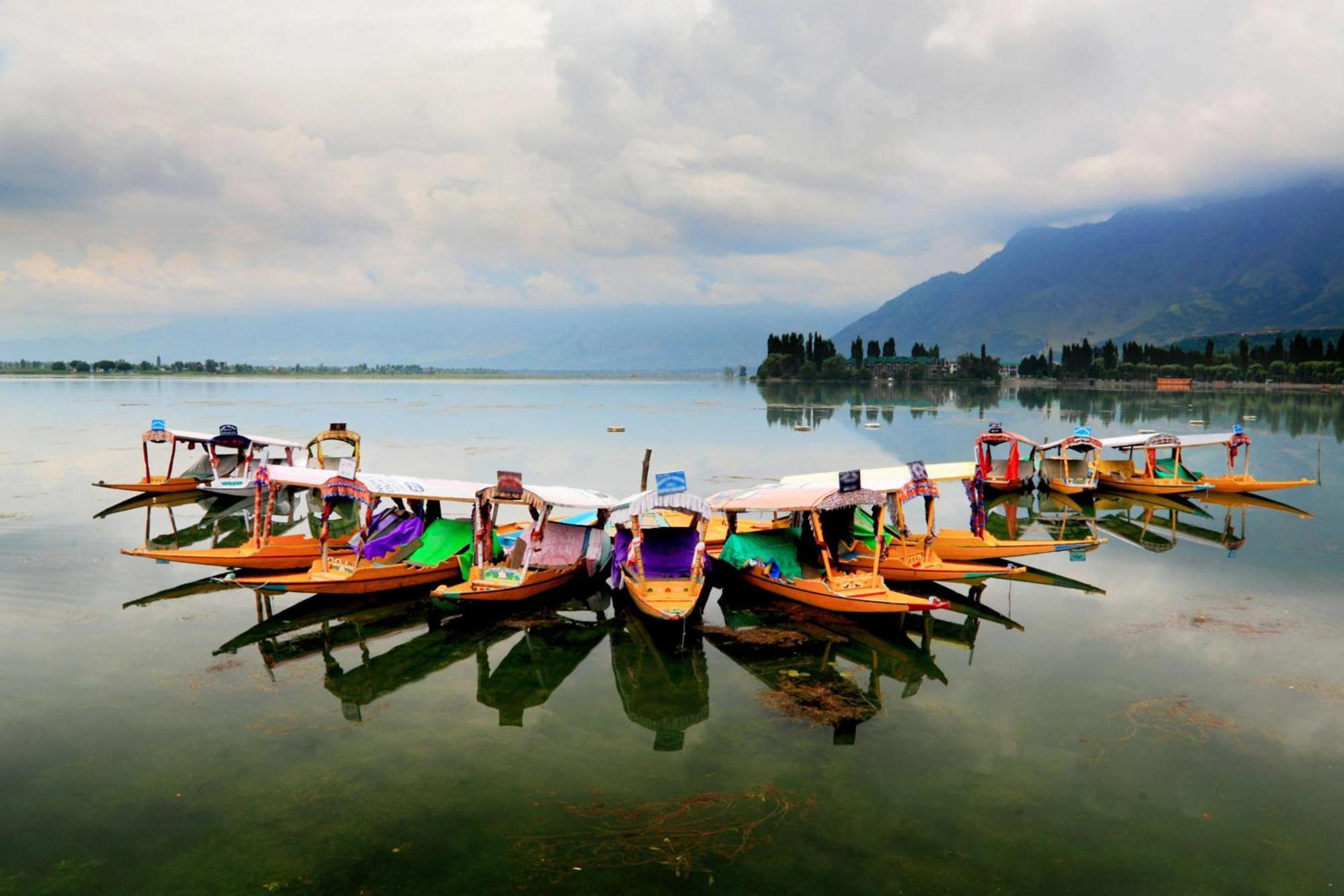Radisson Srinagar Hotell Exteriör bild