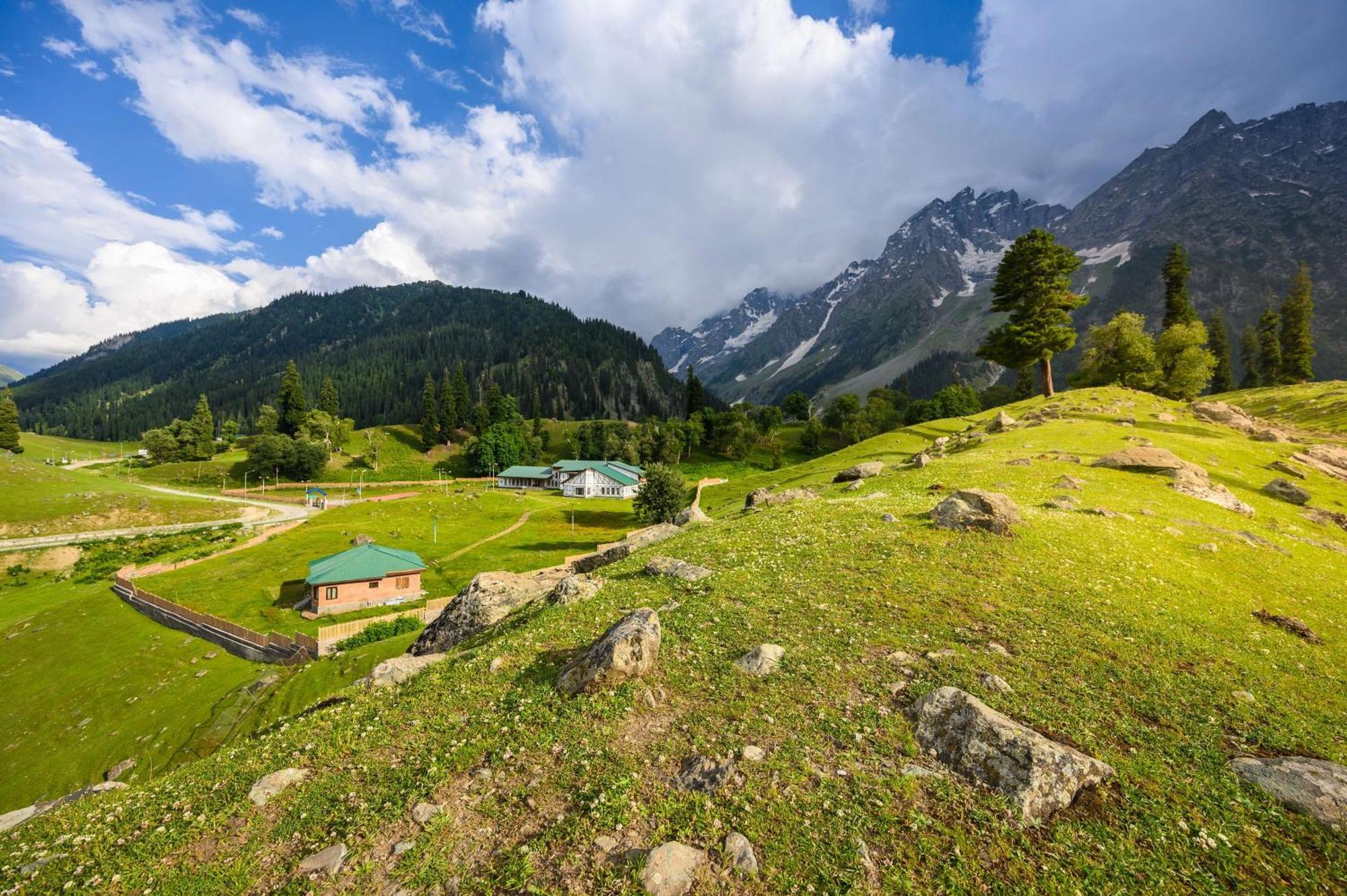 Radisson Srinagar Hotell Exteriör bild