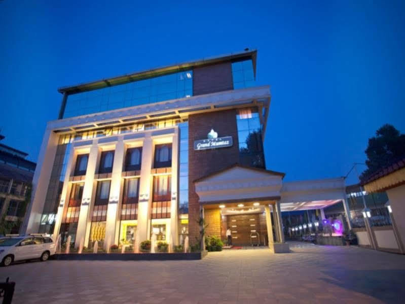 Radisson Srinagar Hotell Exteriör bild