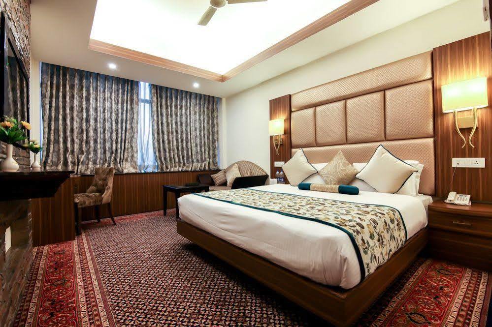Radisson Srinagar Hotell Exteriör bild