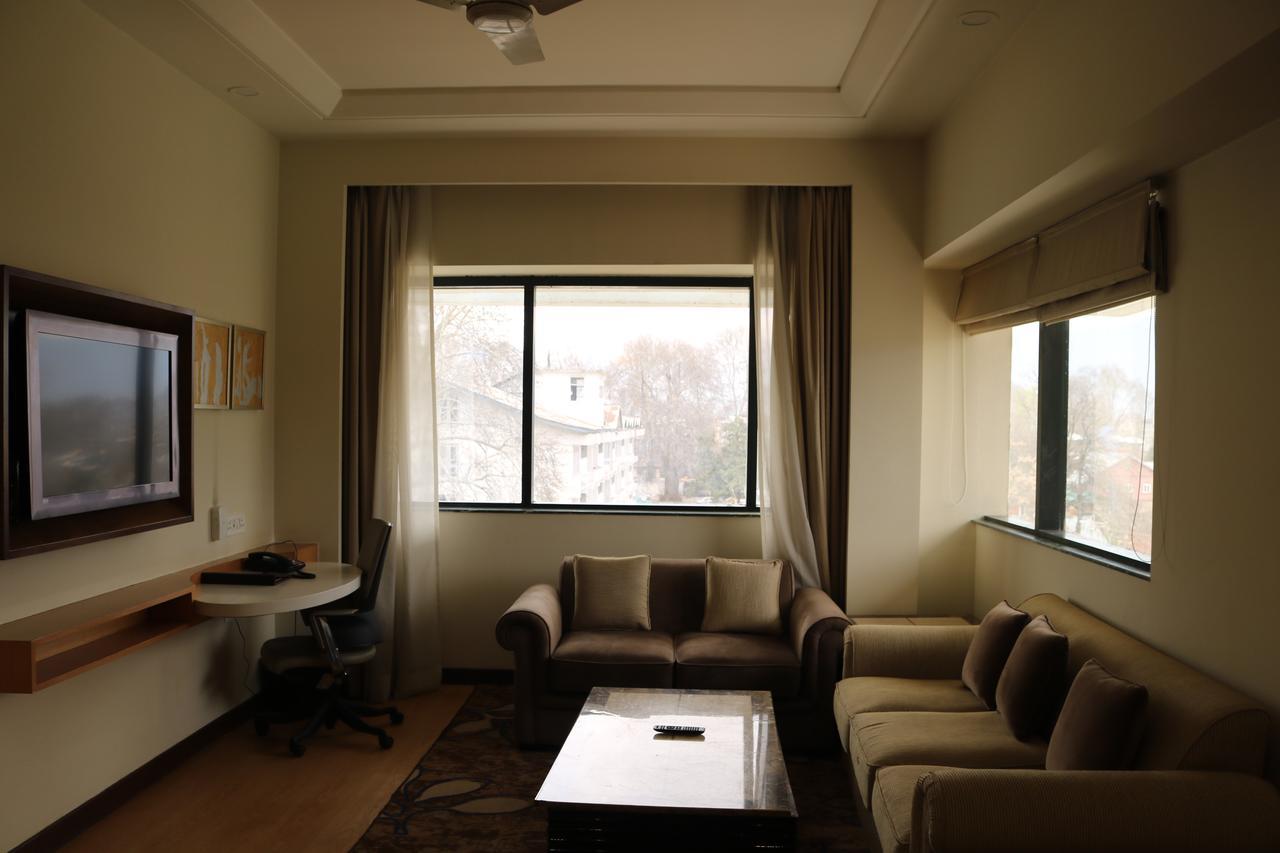 Radisson Srinagar Hotell Exteriör bild