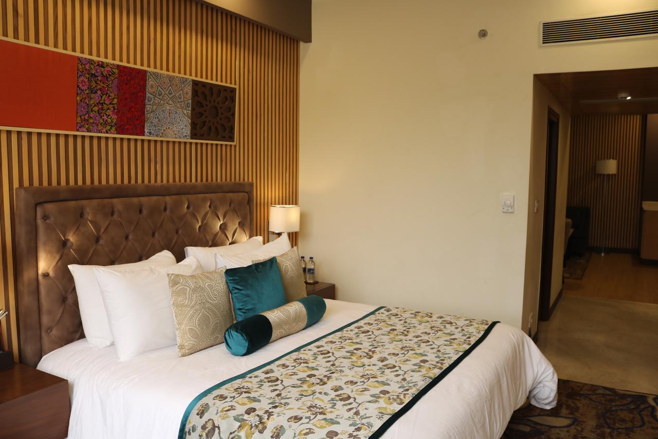 Radisson Srinagar Hotell Exteriör bild