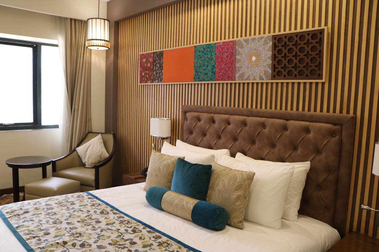 Radisson Srinagar Hotell Exteriör bild
