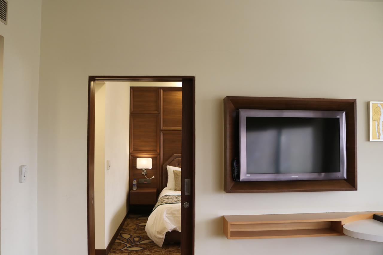 Radisson Srinagar Hotell Exteriör bild
