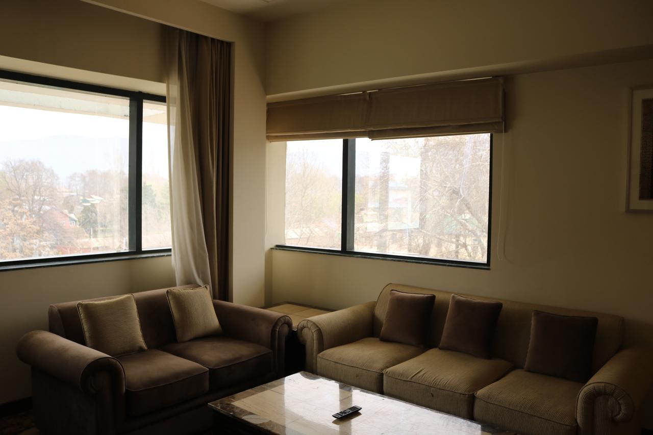 Radisson Srinagar Hotell Exteriör bild