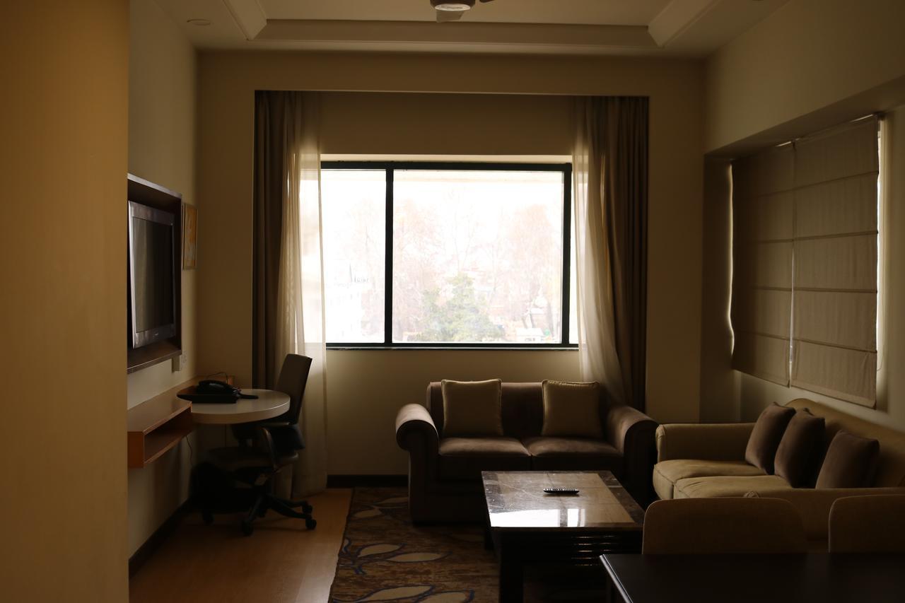 Radisson Srinagar Hotell Exteriör bild