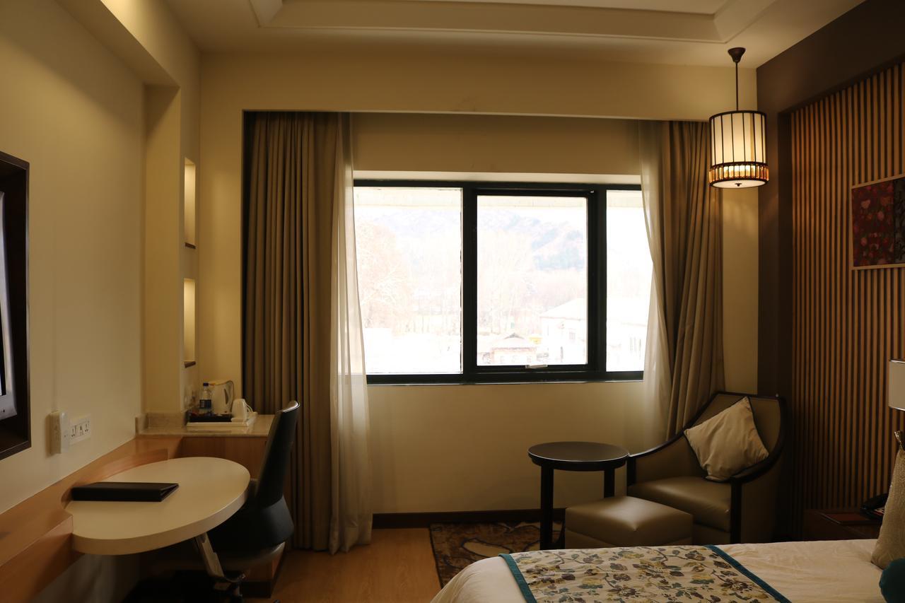 Radisson Srinagar Hotell Exteriör bild
