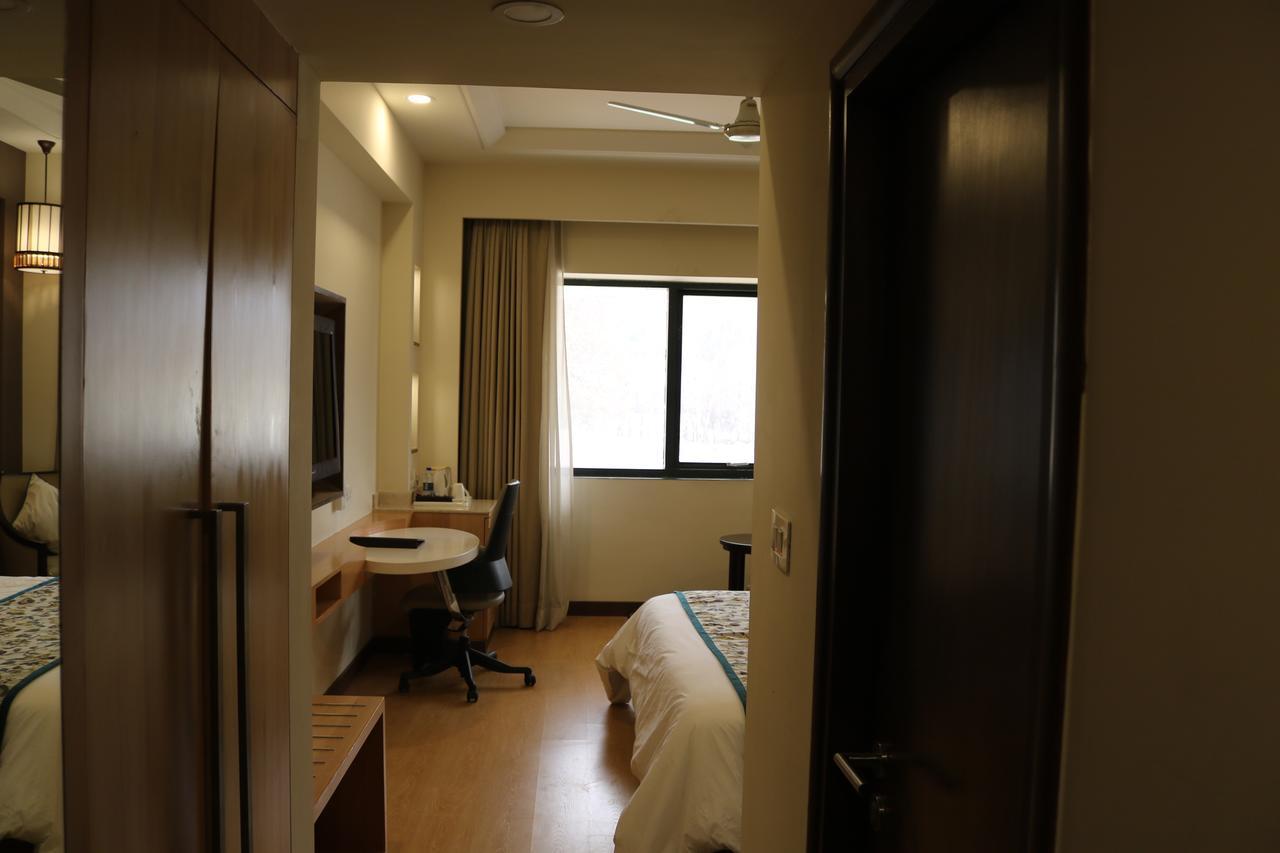 Radisson Srinagar Hotell Exteriör bild