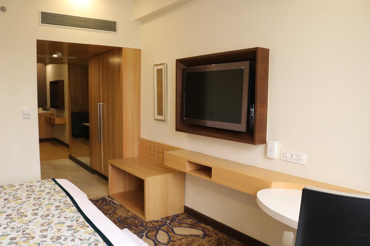 Radisson Srinagar Hotell Exteriör bild