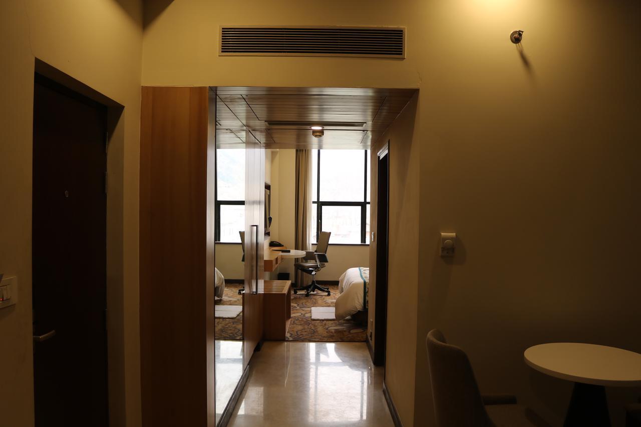 Radisson Srinagar Hotell Exteriör bild
