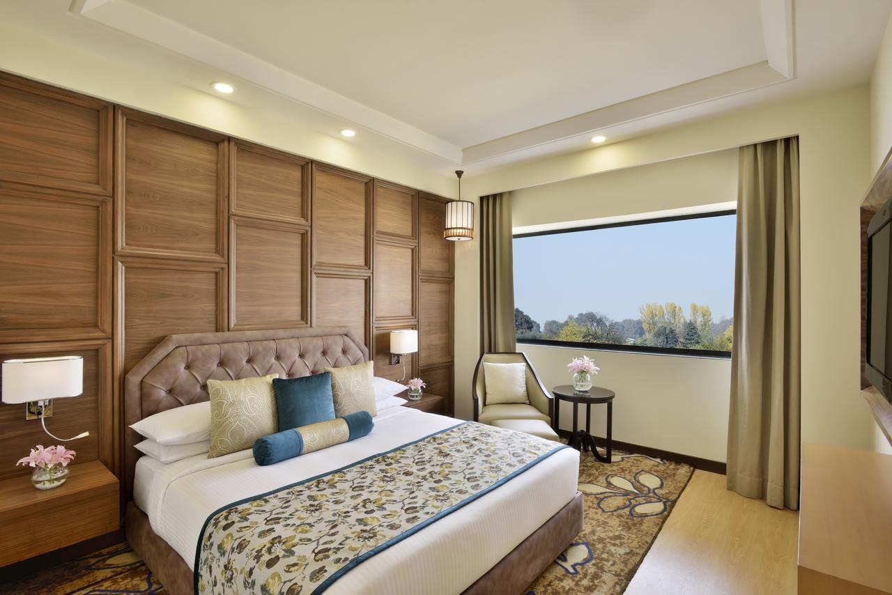 Radisson Srinagar Hotell Exteriör bild